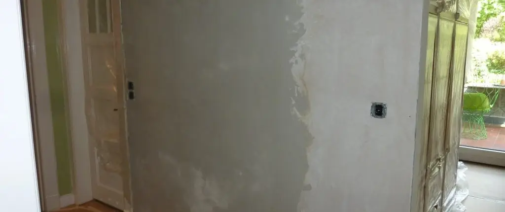 Pared de salón en Mislata antes de alisar y aplicar color