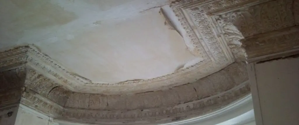 Arco y molduras interiores de Mislata antes de la reparación
